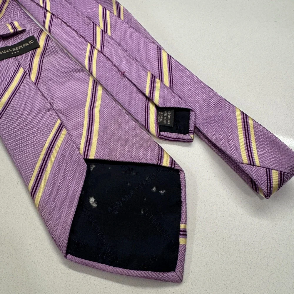Banana Republic Tie 100% Silk Pink Stripe Gold Vintage Casual‎ Luxury Preppy
